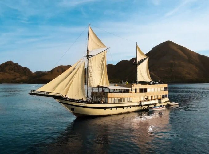 4D Luxury Phinisi Adventure <small>[STI 2734]</small>