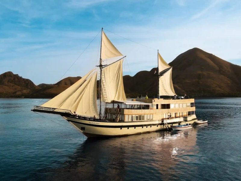 4D Luxury Phinisi Adventure <small>[STI 2734]</small>